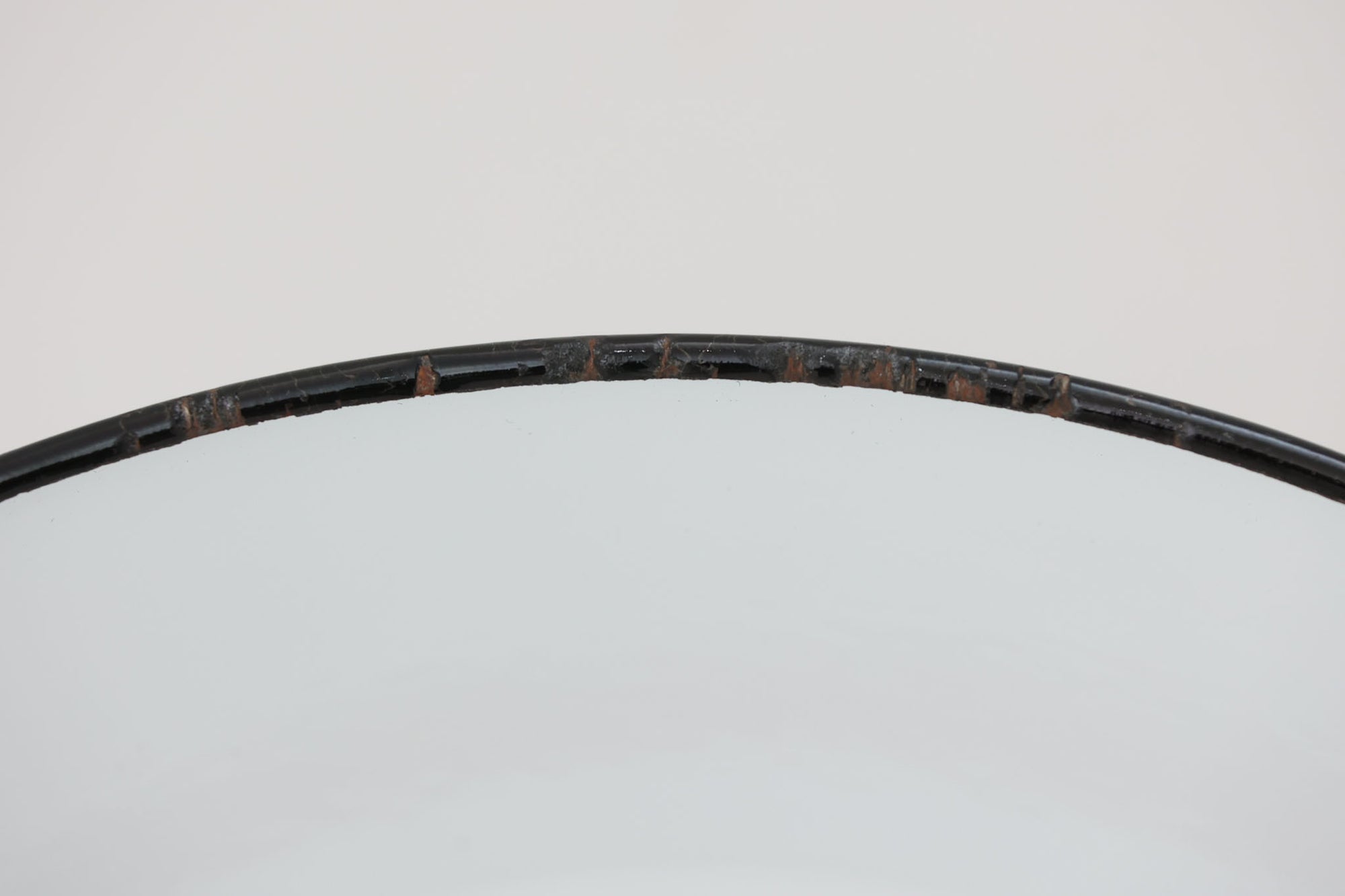 「The work shop lamp」です。Louis Poulsen社の定番ランプ。復刻品はアルミ製ですが、こちらはビンテージ品ならではの琺瑯＆エナメルモデル。艶感が魅力的です。