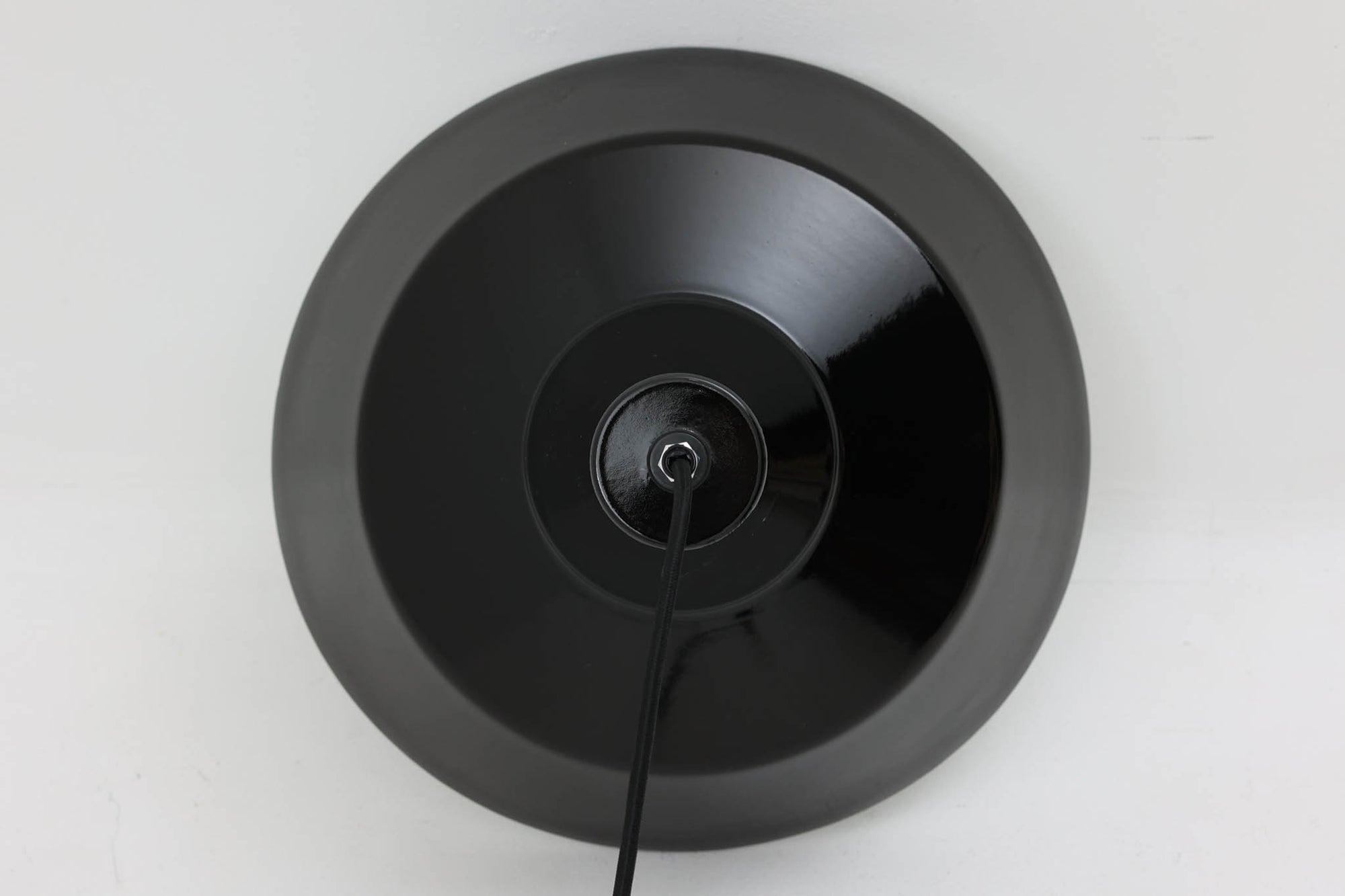 「The work shop lamp」です。Louis Poulsen社の定番ランプ。復刻品はアルミ製ですが、こちらはビンテージ品ならではの琺瑯＆エナメルモデル。艶感が魅力的です。