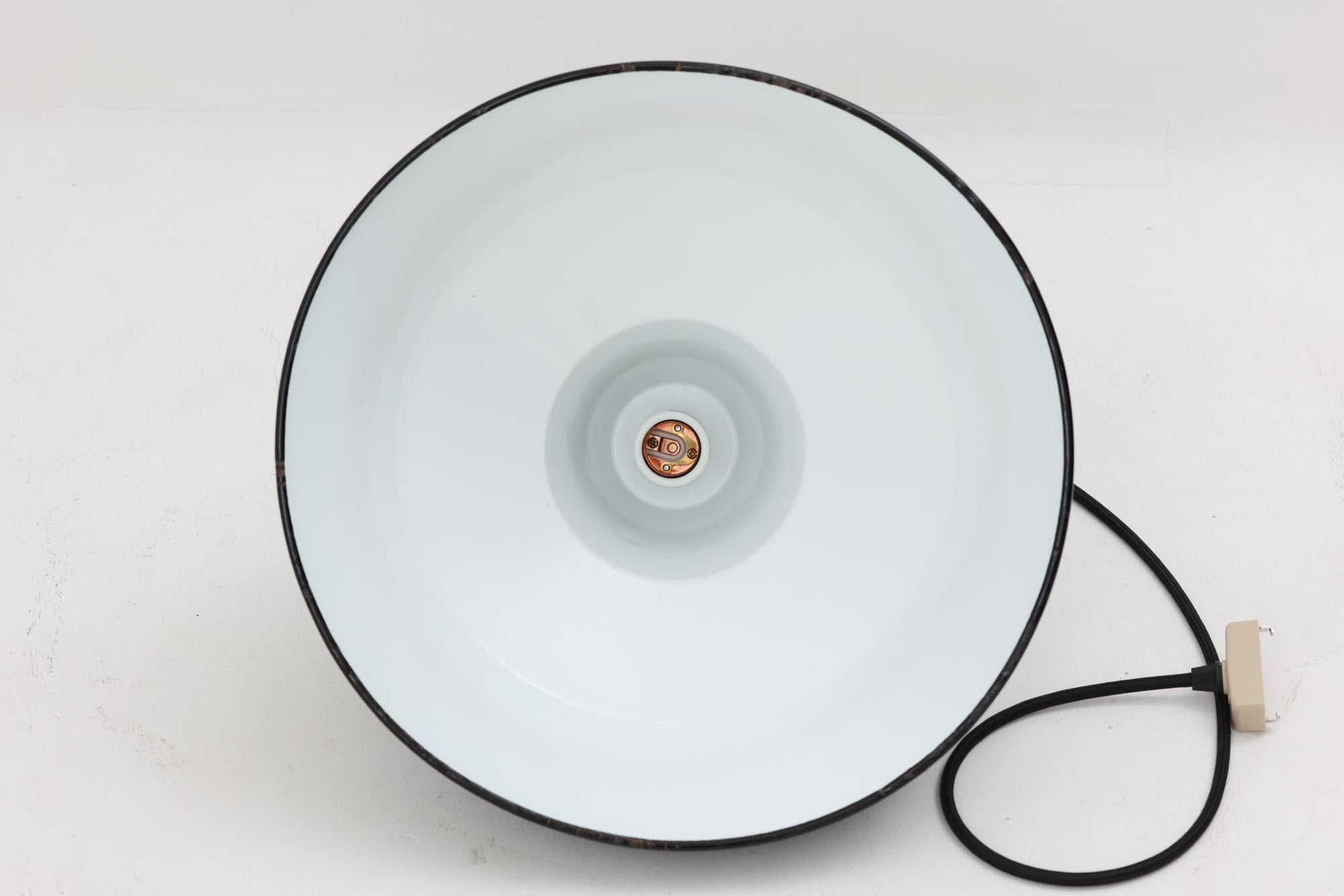 「The work shop lamp」です。Louis Poulsen社の定番ランプ。復刻品はアルミ製ですが、こちらはビンテージ品ならではの琺瑯＆エナメルモデル。艶感が魅力的です。