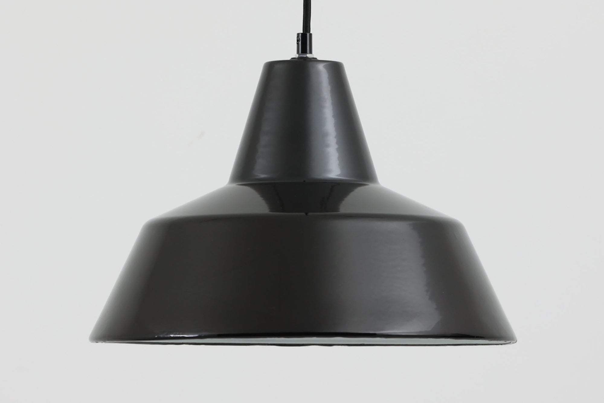 「The work shop lamp」です。Louis Poulsen社の定番ランプ。復刻品はアルミ製ですが、こちらはビンテージ品ならではの琺瑯＆エナメルモデル。艶感が魅力的です。