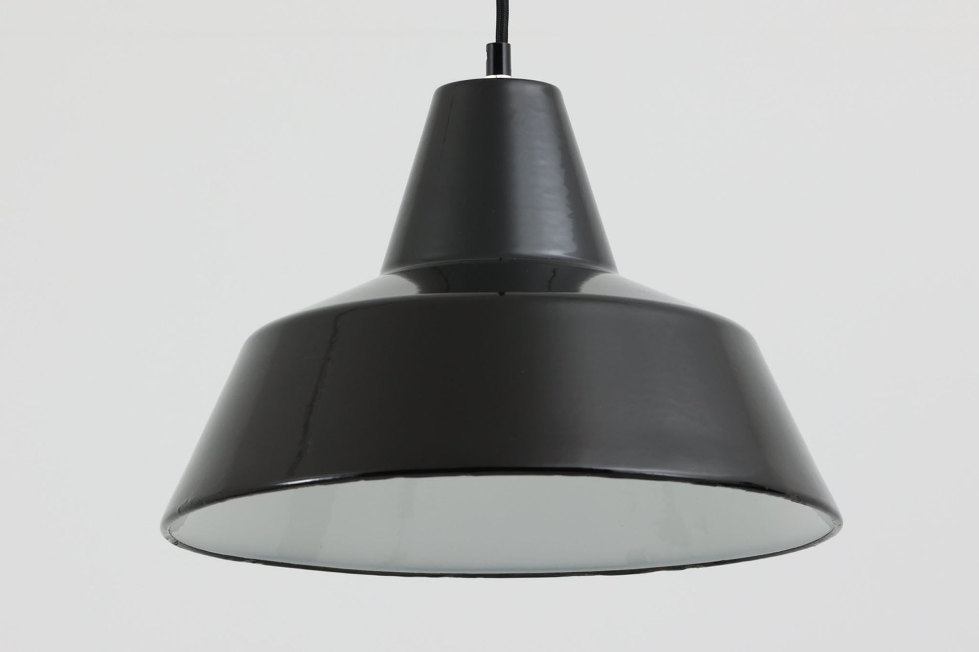 「The work shop lamp」です。Louis Poulsen社の定番ランプ。復刻品はアルミ製ですが、こちらはビンテージ品ならではの琺瑯＆エナメルモデル。艶感が魅力的です。