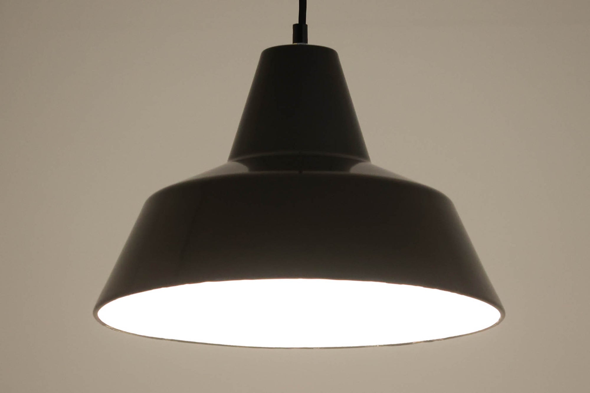 「The work shop lamp」です。Louis Poulsen社の定番ランプ。復刻品はアルミ製ですが、こちらはビンテージ品ならではの琺瑯＆エナメルモデル。艶感が魅力的です。