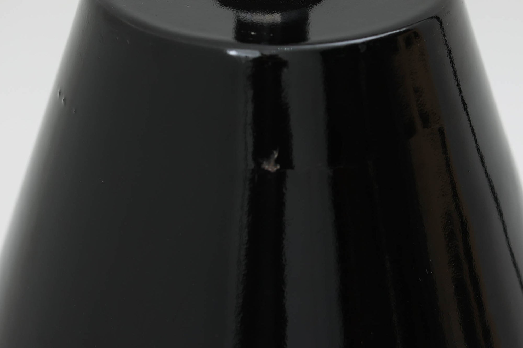 「The work shop lamp」です。Louis Poulsen社の定番ランプ。復刻品はアルミ製ですが、こちらはビンテージ品ならではの琺瑯＆エナメルモデル。艶感が魅力的です。