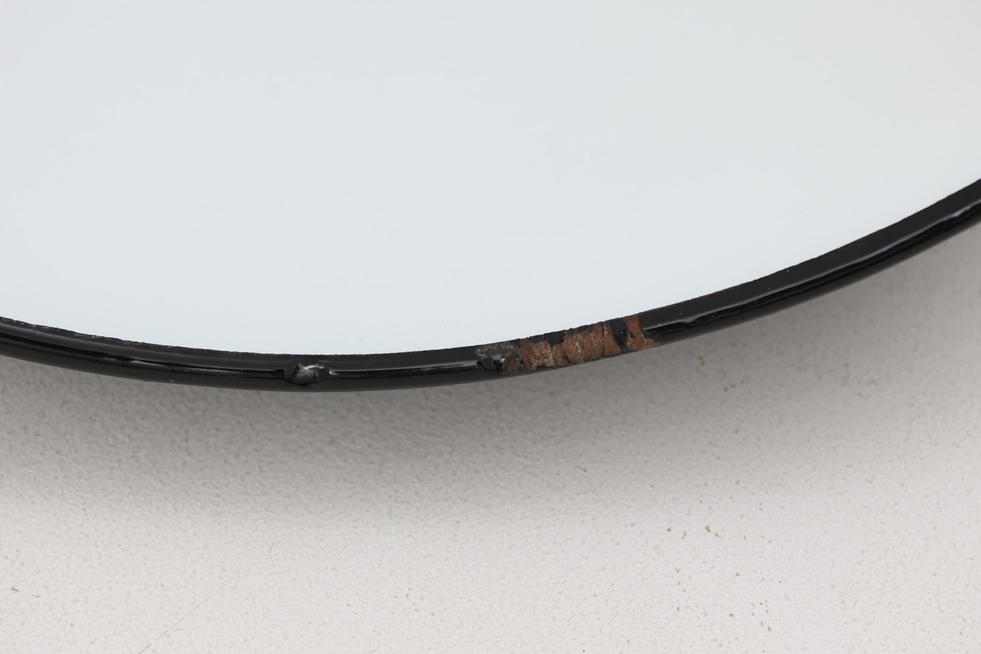 「The work shop lamp」です。Louis Poulsen社の定番ランプ。復刻品はアルミ製ですが、こちらはビンテージ品ならではの琺瑯＆エナメルモデル。艶感が魅力的です。