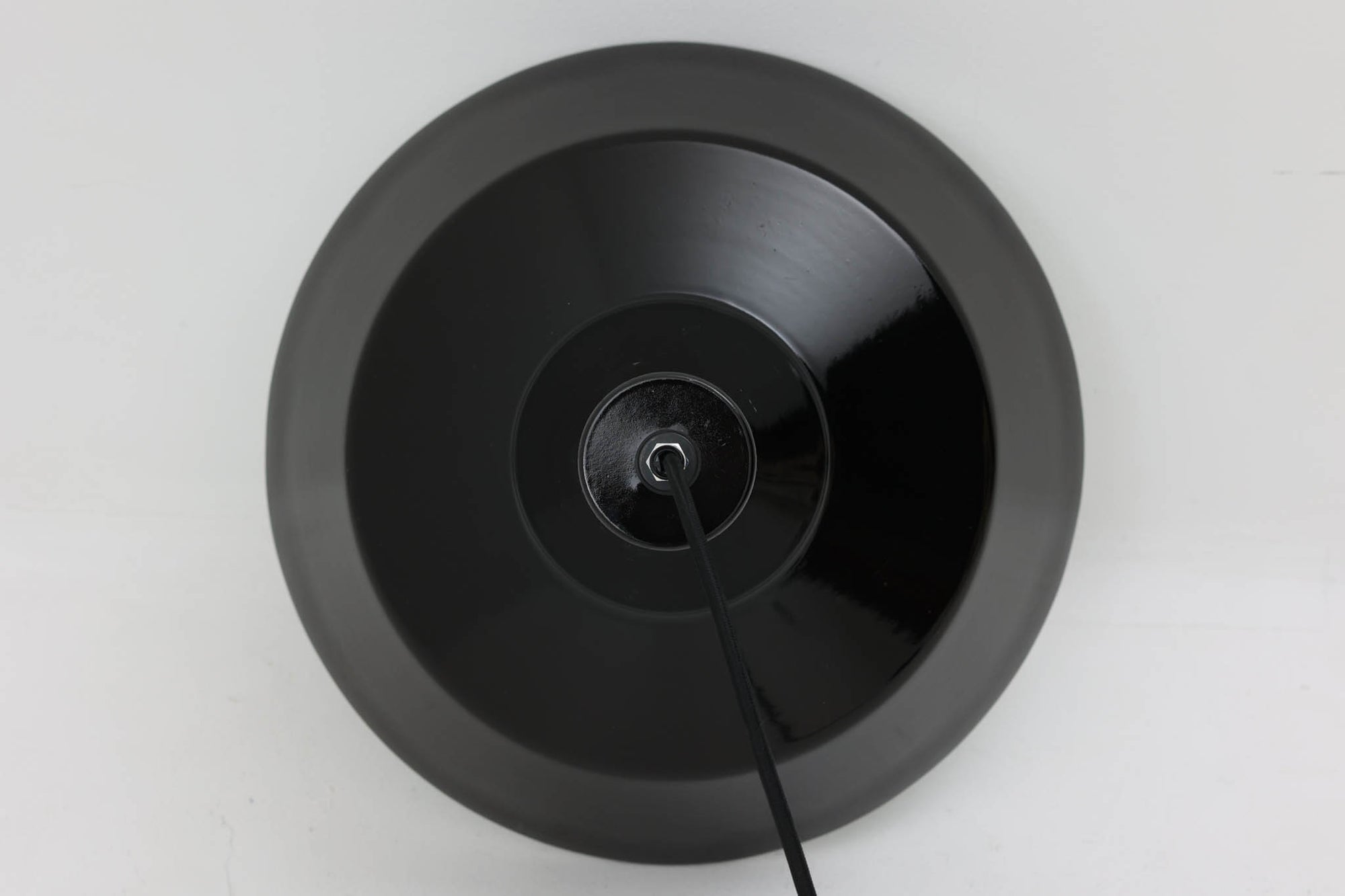 「The work shop lamp」です。Louis Poulsen社の定番ランプ。復刻品はアルミ製ですが、こちらはビンテージ品ならではの琺瑯＆エナメルモデル。艶感が魅力的です。