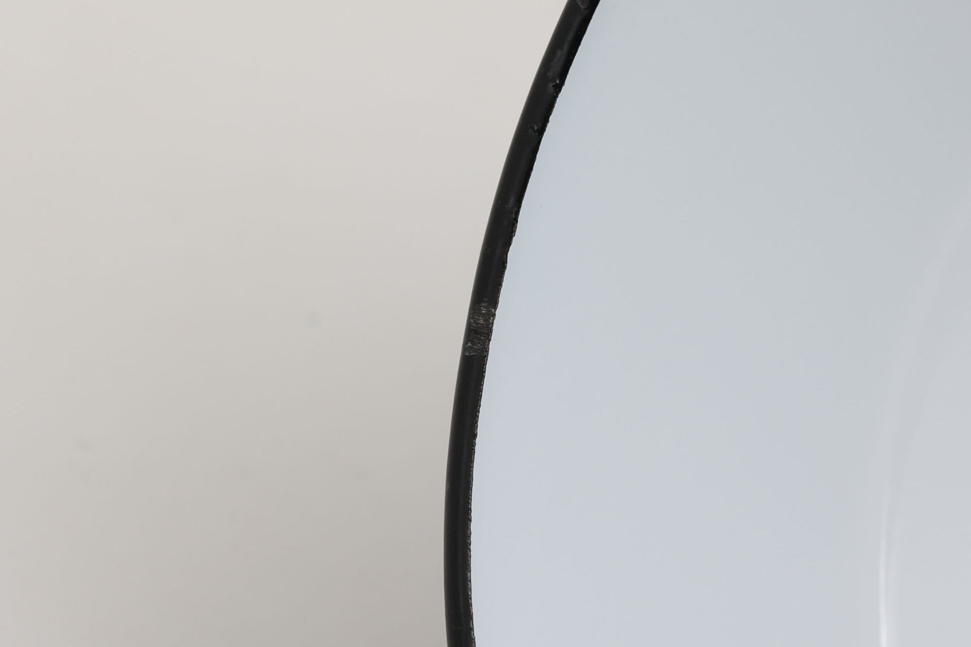 「The work shop lamp」です。Louis Poulsen社の定番ランプ。復刻品はアルミ製ですが、こちらはビンテージ品ならではの琺瑯＆エナメルモデル。艶感が魅力的です。