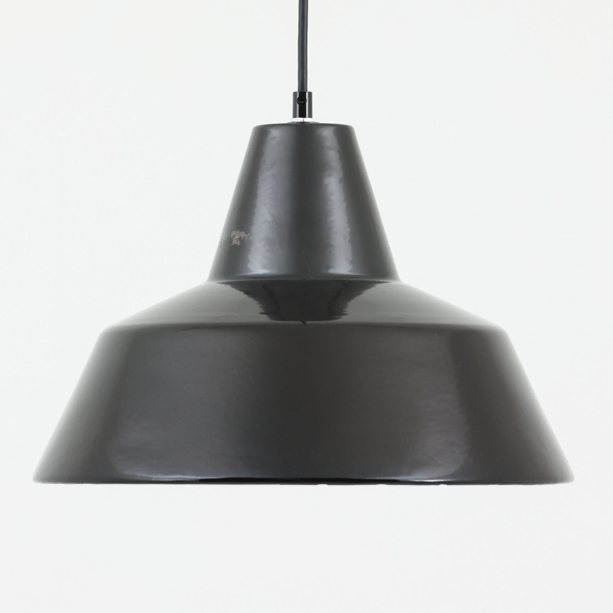 「The work shop lamp」です。Louis Poulsen社の定番ランプ。復刻品はアルミ製ですが、こちらはビンテージ品ならではの琺瑯＆エナメルモデル。艶感が魅力的です。