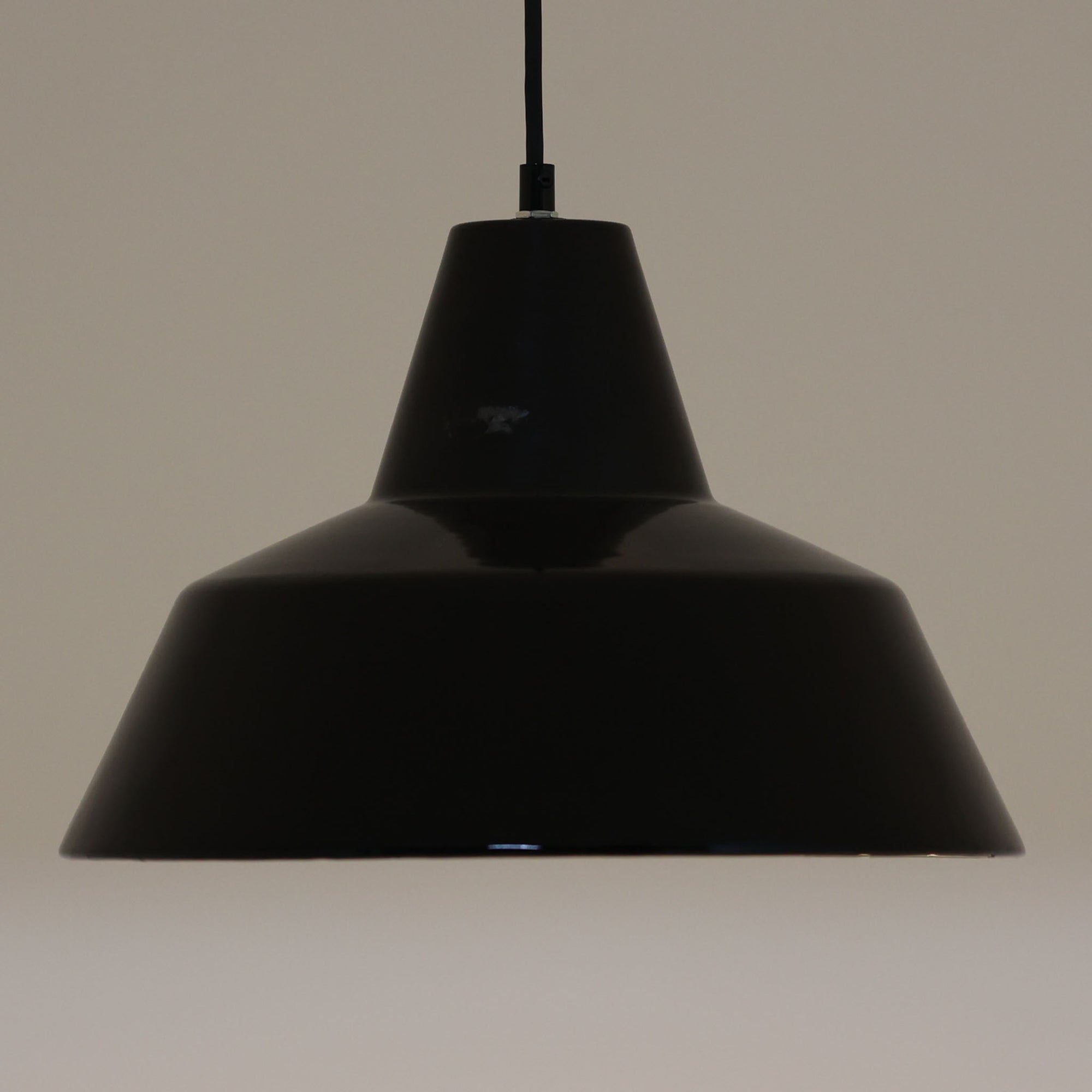 「The work shop lamp」です。Louis Poulsen社の定番ランプ。復刻品はアルミ製ですが、こちらはビンテージ品ならではの琺瑯＆エナメルモデル。艶感が魅力的です。