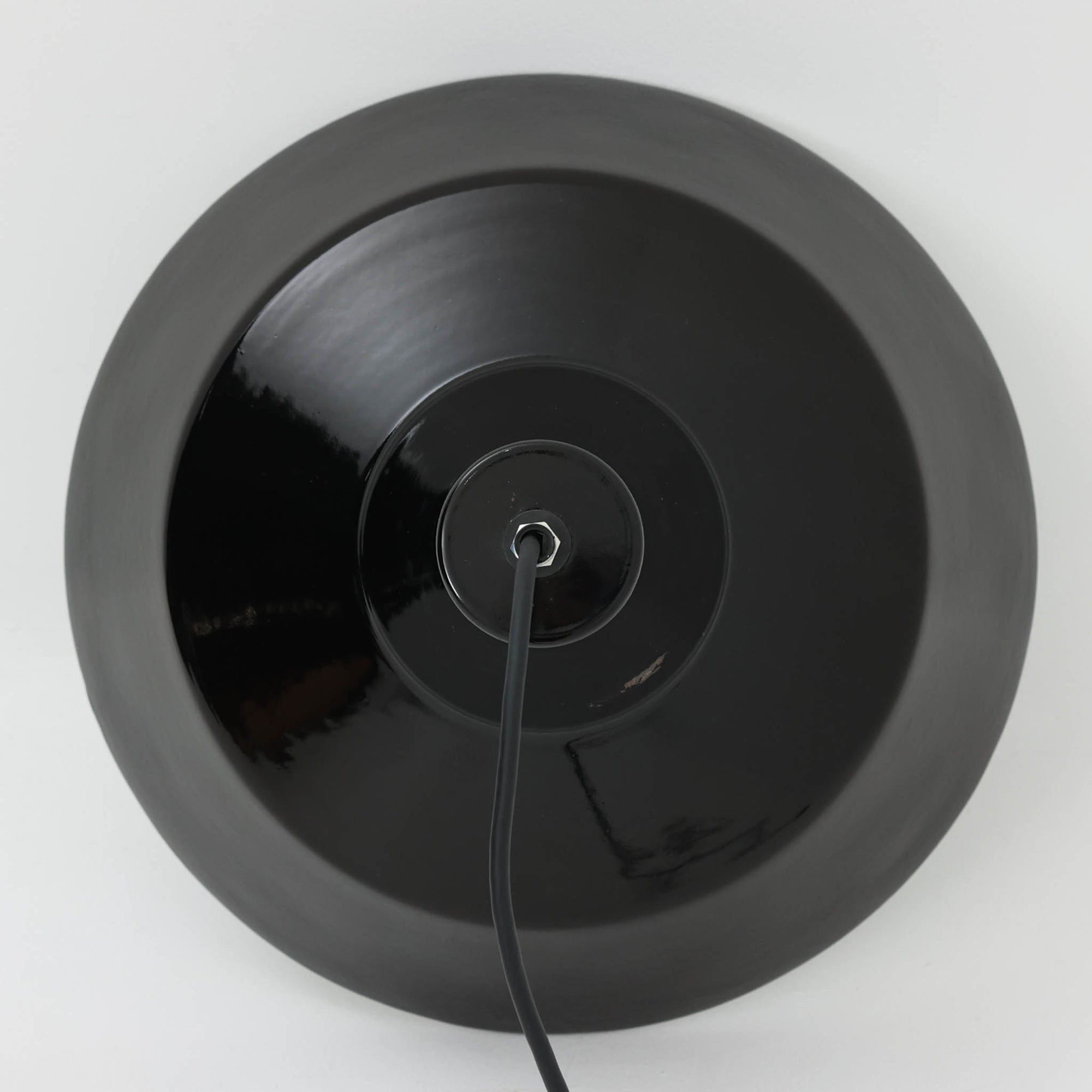 「The work shop lamp」です。Louis Poulsen社の定番ランプ。復刻品はアルミ製ですが、こちらはビンテージ品ならではの琺瑯＆エナメルモデル。艶感が魅力的です。