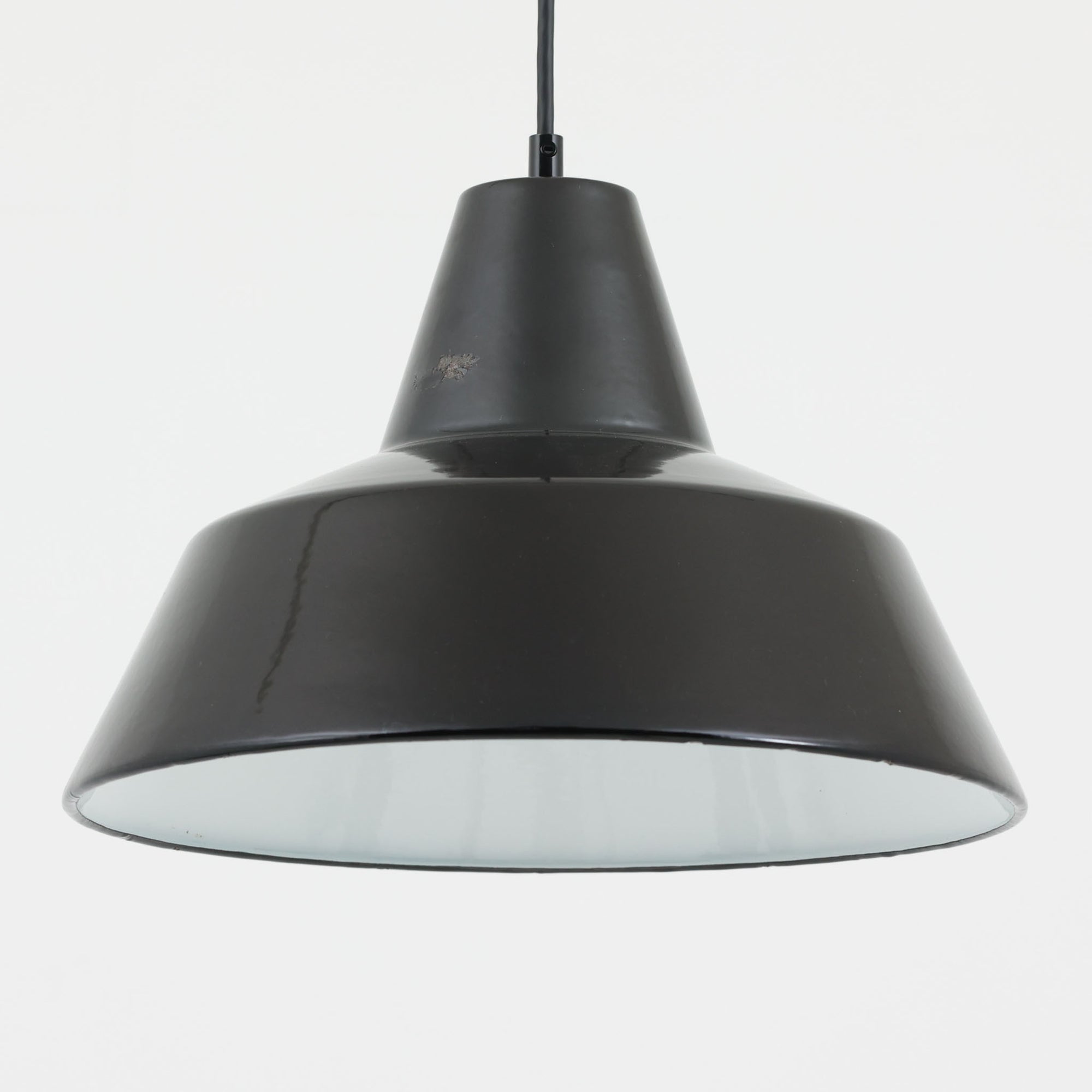 「The work shop lamp」です。Louis Poulsen社の定番ランプ。復刻品はアルミ製ですが、こちらはビンテージ品ならではの琺瑯＆エナメルモデル。艶感が魅力的です。