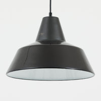 「The work shop lamp」です。Louis Poulsen社の定番ランプ。復刻品はアルミ製ですが、こちらはビンテージ品ならではの琺瑯＆エナメルモデル。艶感が魅力的です。