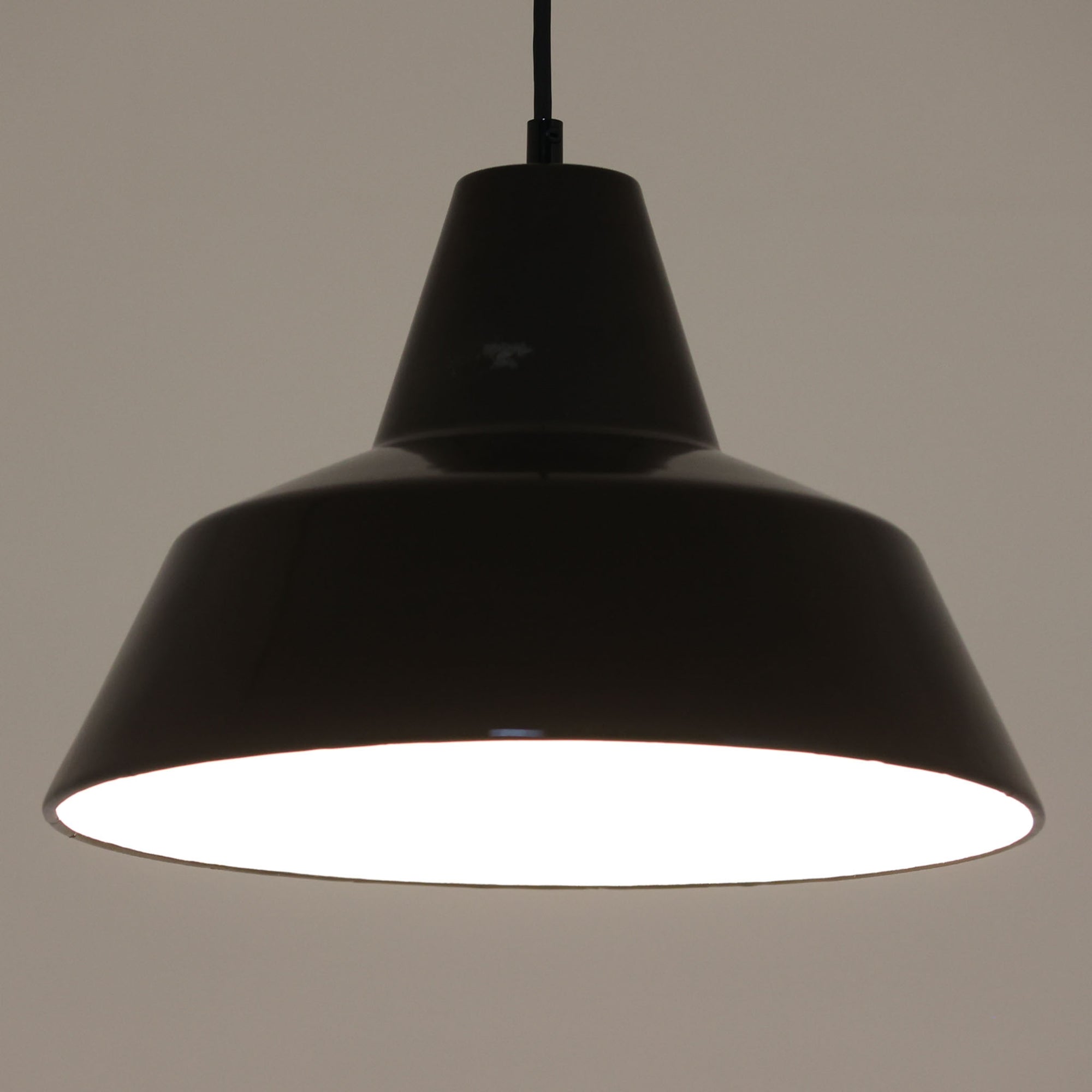 「The work shop lamp」です。Louis Poulsen社の定番ランプ。復刻品はアルミ製ですが、こちらはビンテージ品ならではの琺瑯＆エナメルモデル。艶感が魅力的です。