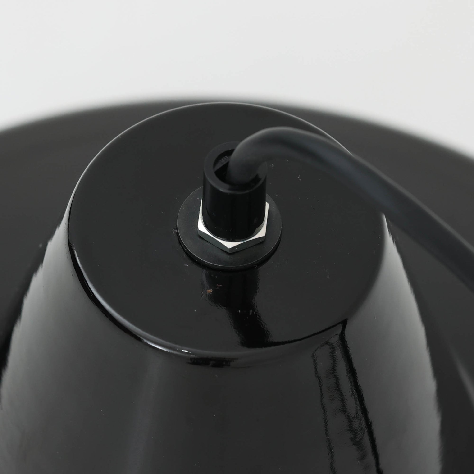 「The work shop lamp」です。Louis Poulsen社の定番ランプ。復刻品はアルミ製ですが、こちらはビンテージ品ならではの琺瑯＆エナメルモデル。艶感が魅力的です。
