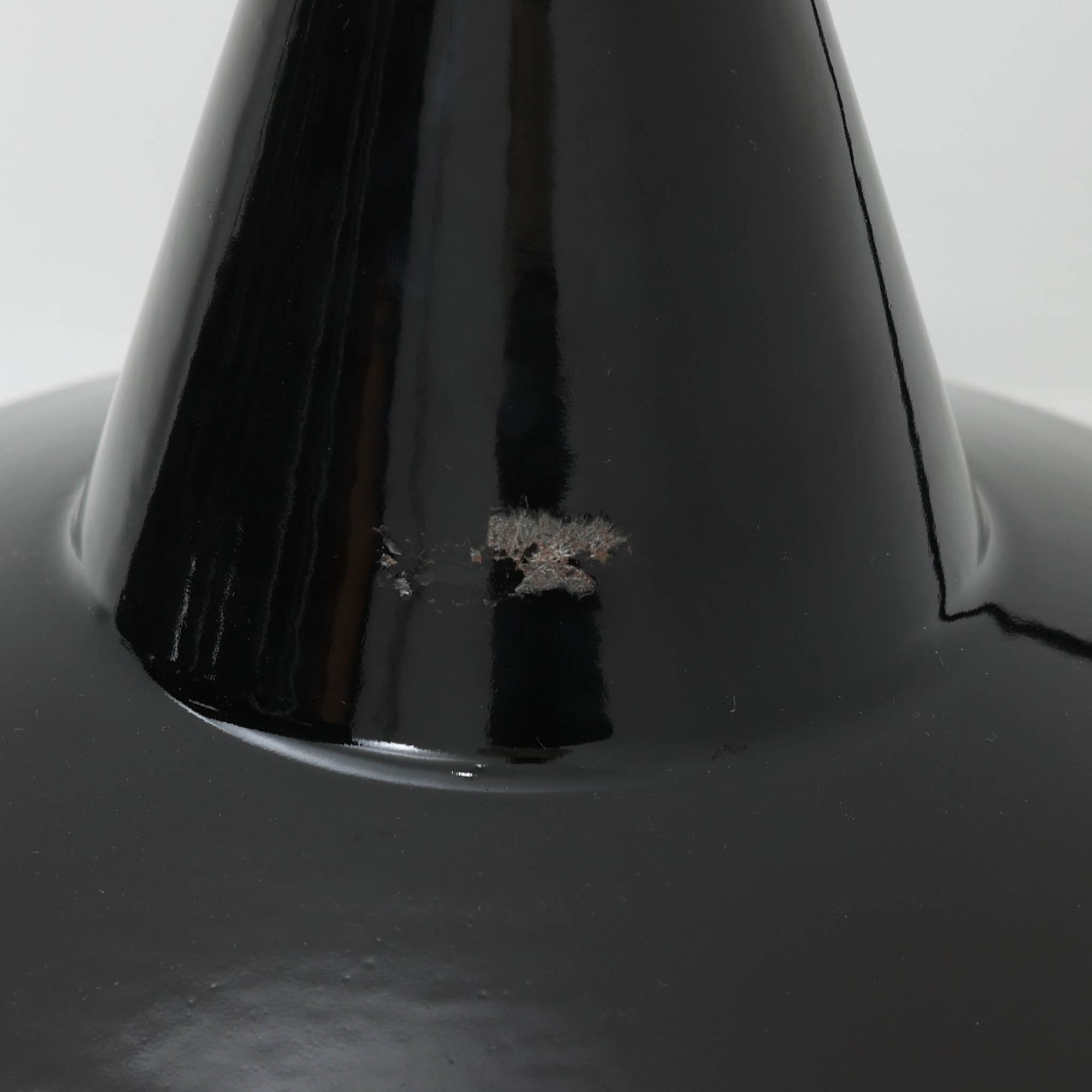 「The work shop lamp」です。Louis Poulsen社の定番ランプ。復刻品はアルミ製ですが、こちらはビンテージ品ならではの琺瑯＆エナメルモデル。艶感が魅力的です。