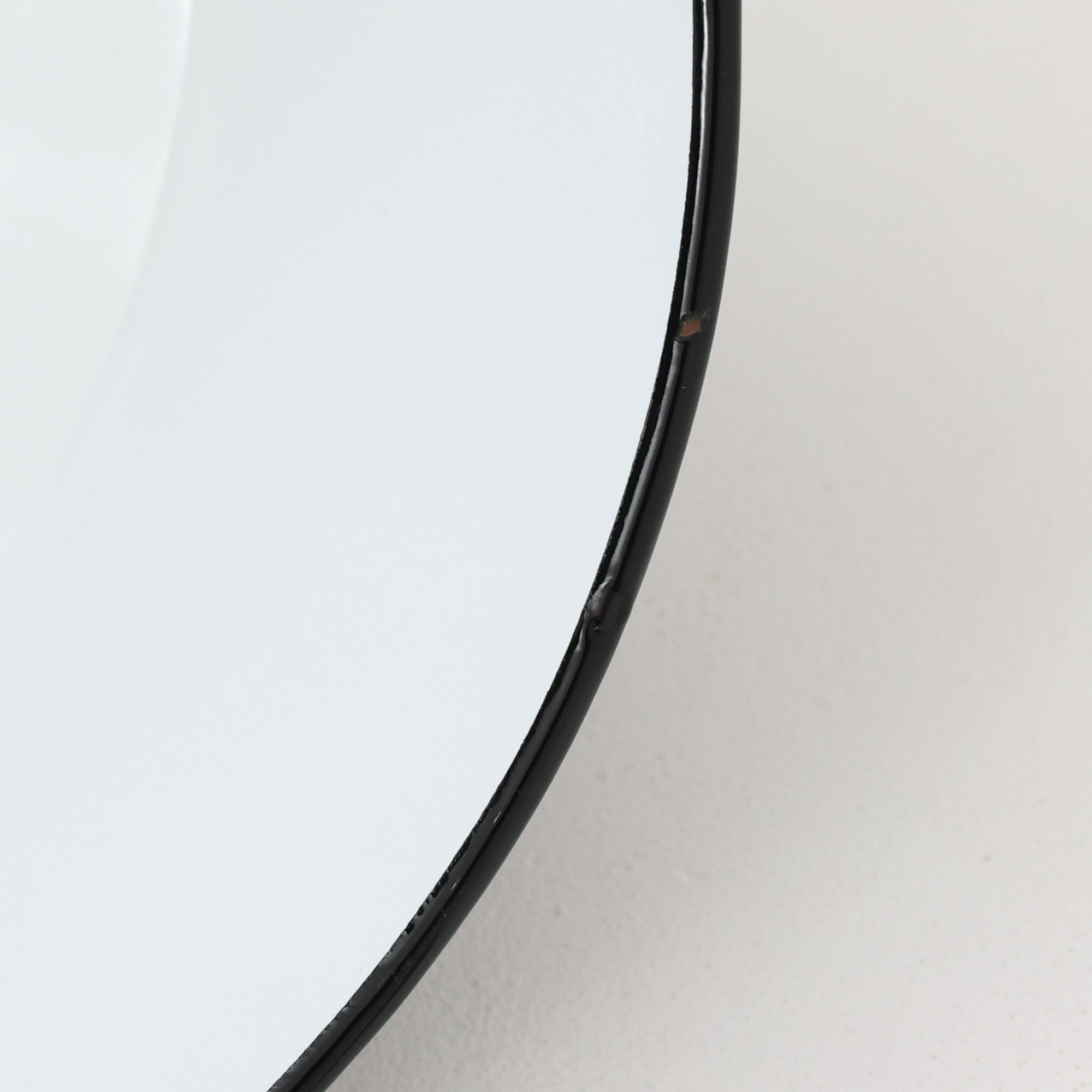 「The work shop lamp」です。Louis Poulsen社の定番ランプ。復刻品はアルミ製ですが、こちらはビンテージ品ならではの琺瑯＆エナメルモデル。艶感が魅力的です。