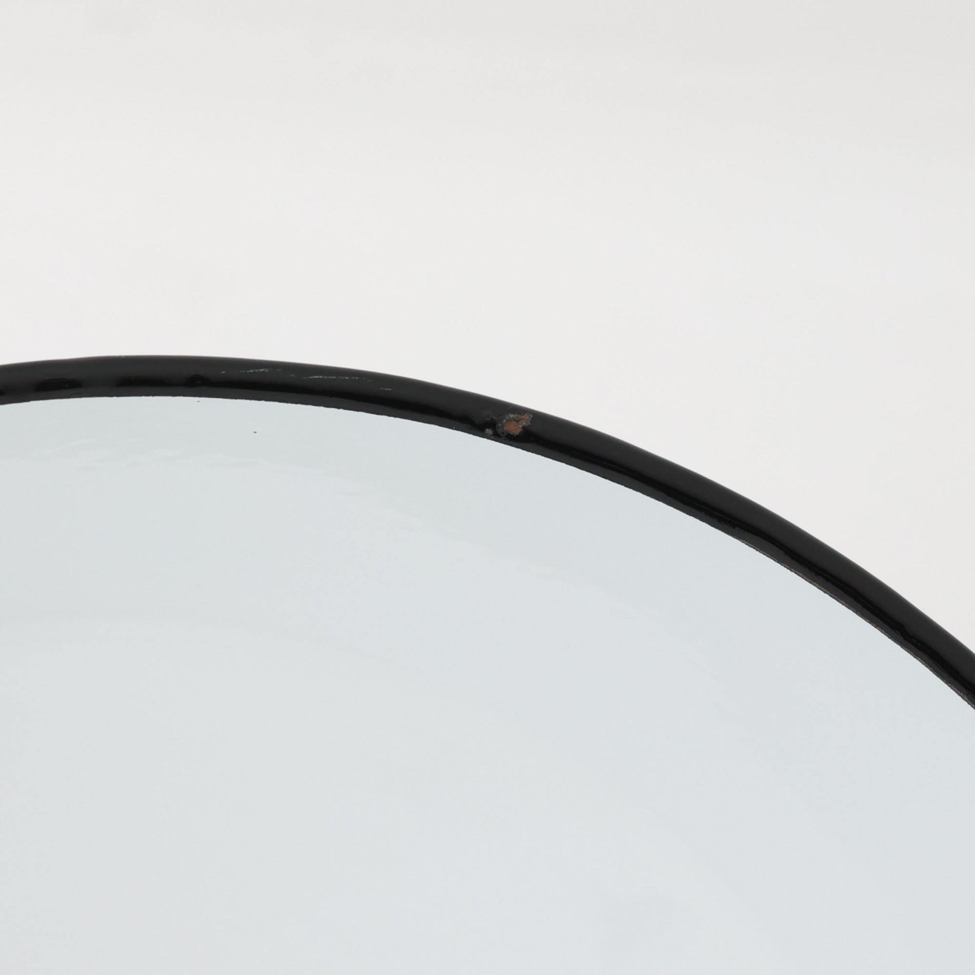 「The work shop lamp」です。Louis Poulsen社の定番ランプ。復刻品はアルミ製ですが、こちらはビンテージ品ならではの琺瑯＆エナメルモデル。艶感が魅力的です。