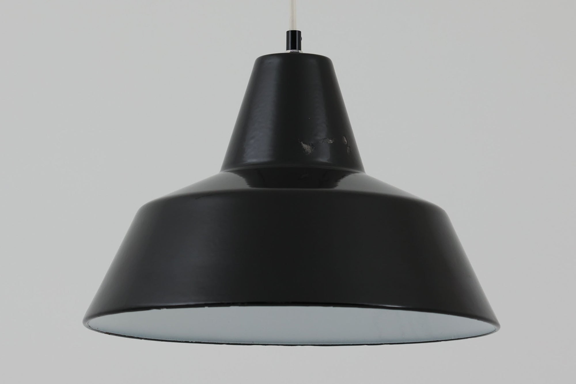 「The work shop lamp」です。Louis Poulsen社の定番ランプ。復刻品はアルミ製ですが、こちらはビンテージ品ならではの琺瑯＆エナメルモデル。艶感が魅力的です。