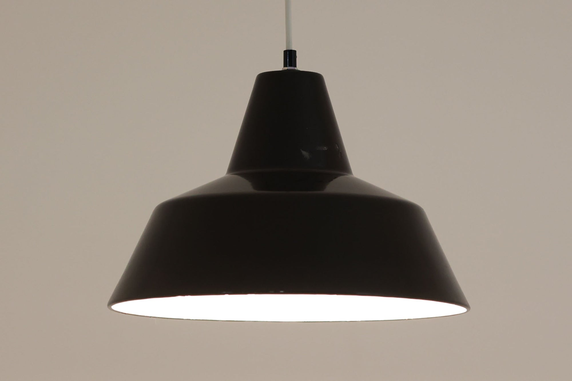 「The work shop lamp」です。Louis Poulsen社の定番ランプ。復刻品はアルミ製ですが、こちらはビンテージ品ならではの琺瑯＆エナメルモデル。艶感が魅力的です。