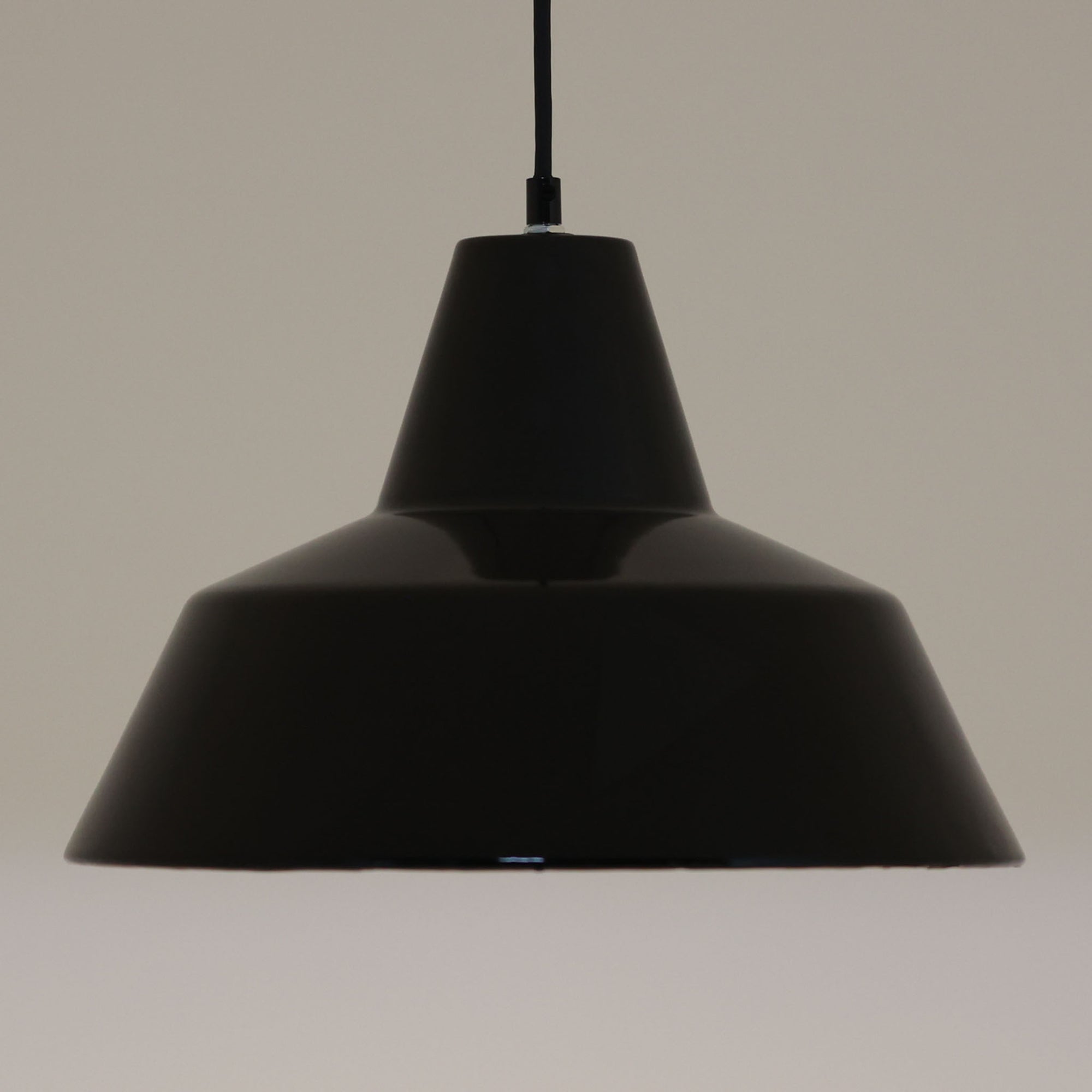 「The work shop lamp」です。Louis Poulsen社の定番ランプ。復刻品はアルミ製ですが、こちらはビンテージ品ならではの琺瑯＆エナメルモデル。艶感が魅力的です。