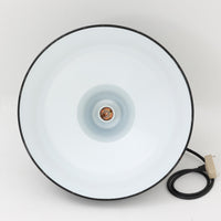 「The work shop lamp」です。Louis Poulsen社の定番ランプ。復刻品はアルミ製ですが、こちらはビンテージ品ならではの琺瑯＆エナメルモデル。艶感が魅力的です。