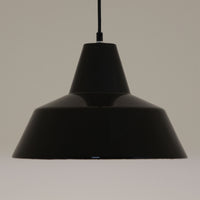 「The work shop lamp」です。Louis Poulsen社の定番ランプ。復刻品はアルミ製ですが、こちらはビンテージ品ならではの琺瑯＆エナメルモデル。艶感が魅力的です。