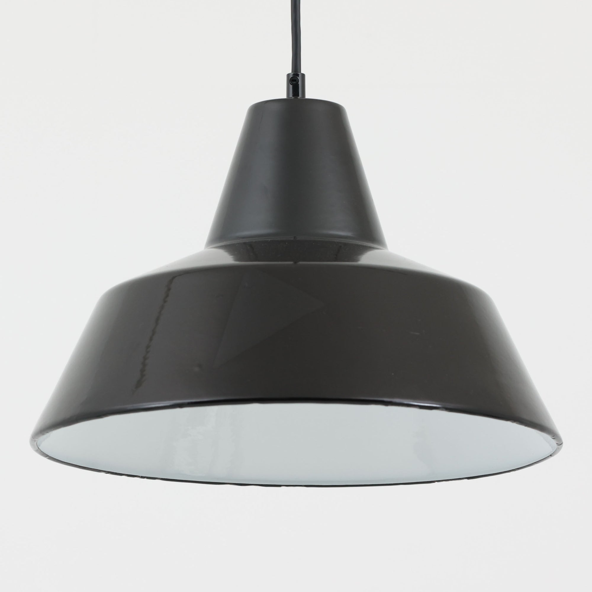 「The work shop lamp」です。Louis Poulsen社の定番ランプ。復刻品はアルミ製ですが、こちらはビンテージ品ならではの琺瑯＆エナメルモデル。艶感が魅力的です。