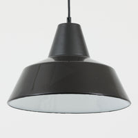「The work shop lamp」です。Louis Poulsen社の定番ランプ。復刻品はアルミ製ですが、こちらはビンテージ品ならではの琺瑯＆エナメルモデル。艶感が魅力的です。