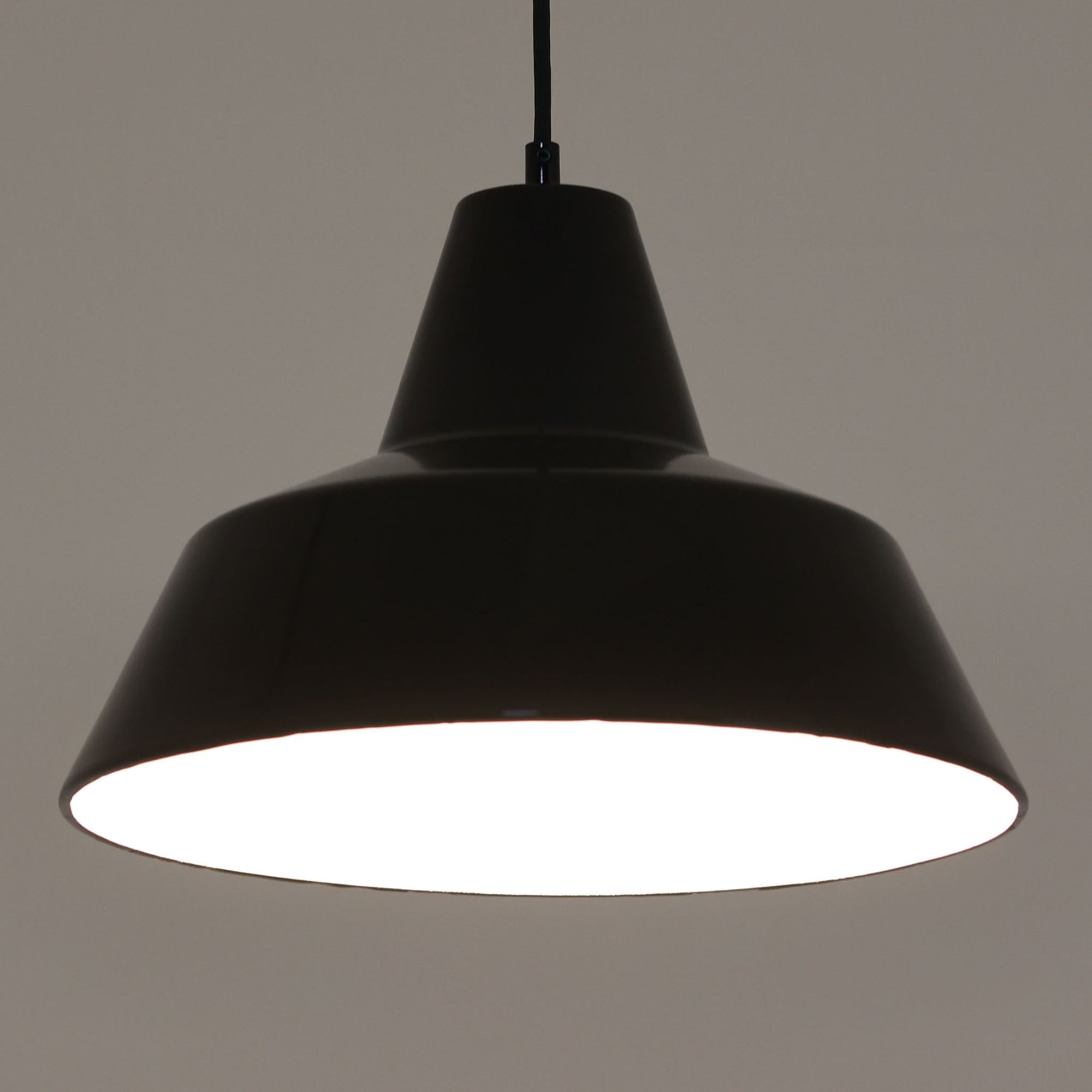 「The work shop lamp」です。Louis Poulsen社の定番ランプ。復刻品はアルミ製ですが、こちらはビンテージ品ならではの琺瑯＆エナメルモデル。艶感が魅力的です。