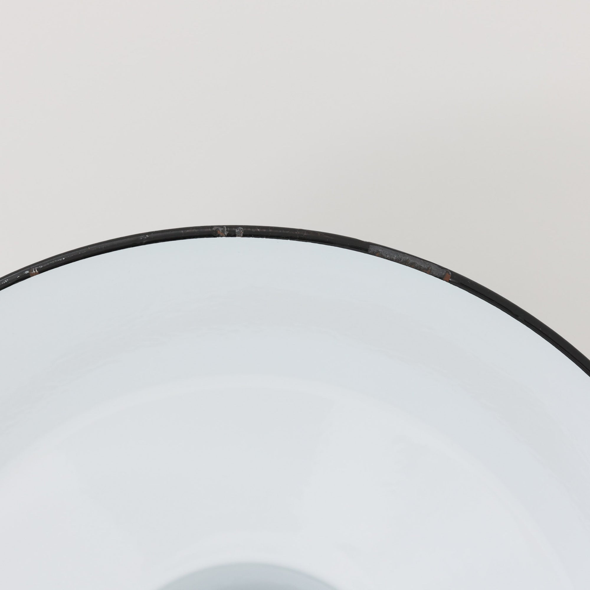 「The work shop lamp」です。Louis Poulsen社の定番ランプ。復刻品はアルミ製ですが、こちらはビンテージ品ならではの琺瑯＆エナメルモデル。艶感が魅力的です。