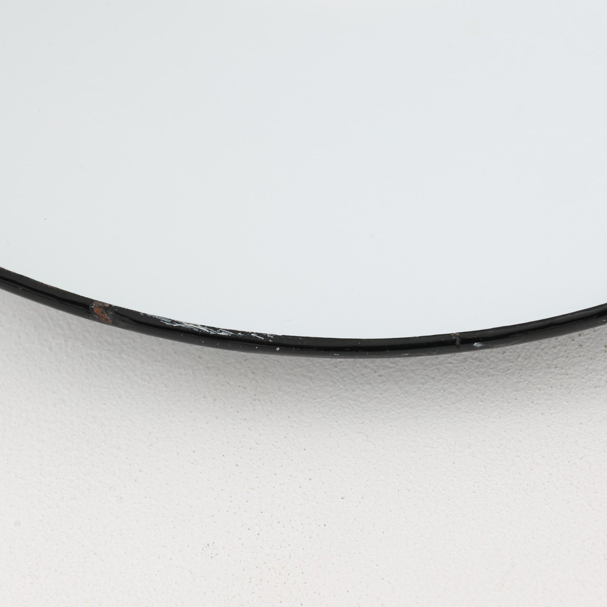 「The work shop lamp」です。Louis Poulsen社の定番ランプ。復刻品はアルミ製ですが、こちらはビンテージ品ならではの琺瑯＆エナメルモデル。艶感が魅力的です。