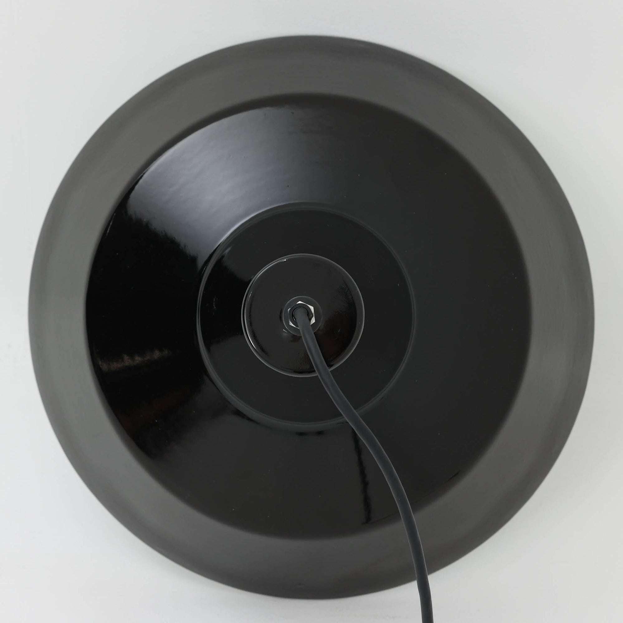 「The work shop lamp」です。Louis Poulsen社の定番ランプ。復刻品はアルミ製ですが、こちらはビンテージ品ならではの琺瑯＆エナメルモデル。艶感が魅力的です。