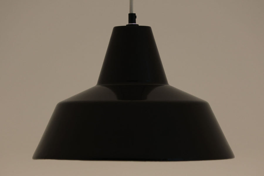 「The work shop lamp」です。Louis Poulsen社の定番ランプ。復刻品はアルミ製ですが、こちらはビンテージ品ならではの琺瑯＆エナメルモデル。艶感が魅力的です。