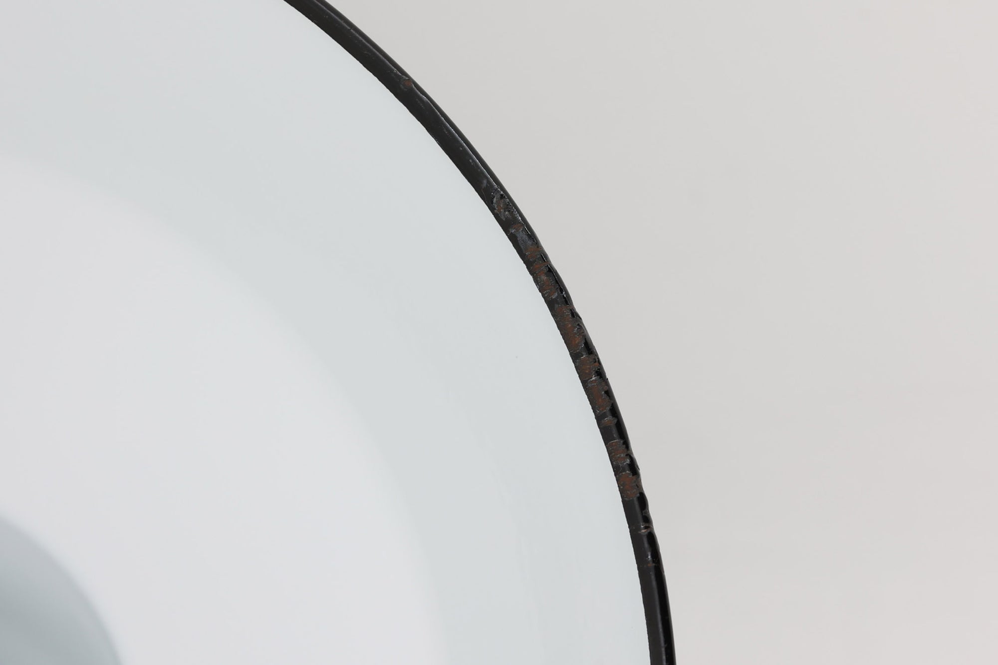 「The work shop lamp」です。Louis Poulsen社の定番ランプ。復刻品はアルミ製ですが、こちらはビンテージ品ならではの琺瑯＆エナメルモデル。艶感が魅力的です。