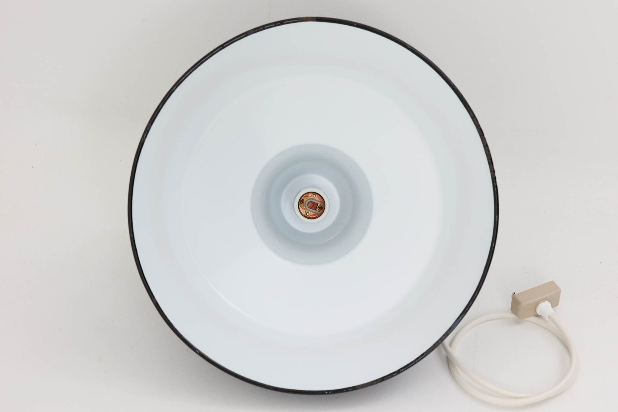 「The work shop lamp」です。Louis Poulsen社の定番ランプ。復刻品はアルミ製ですが、こちらはビンテージ品ならではの琺瑯＆エナメルモデル。艶感が魅力的です。