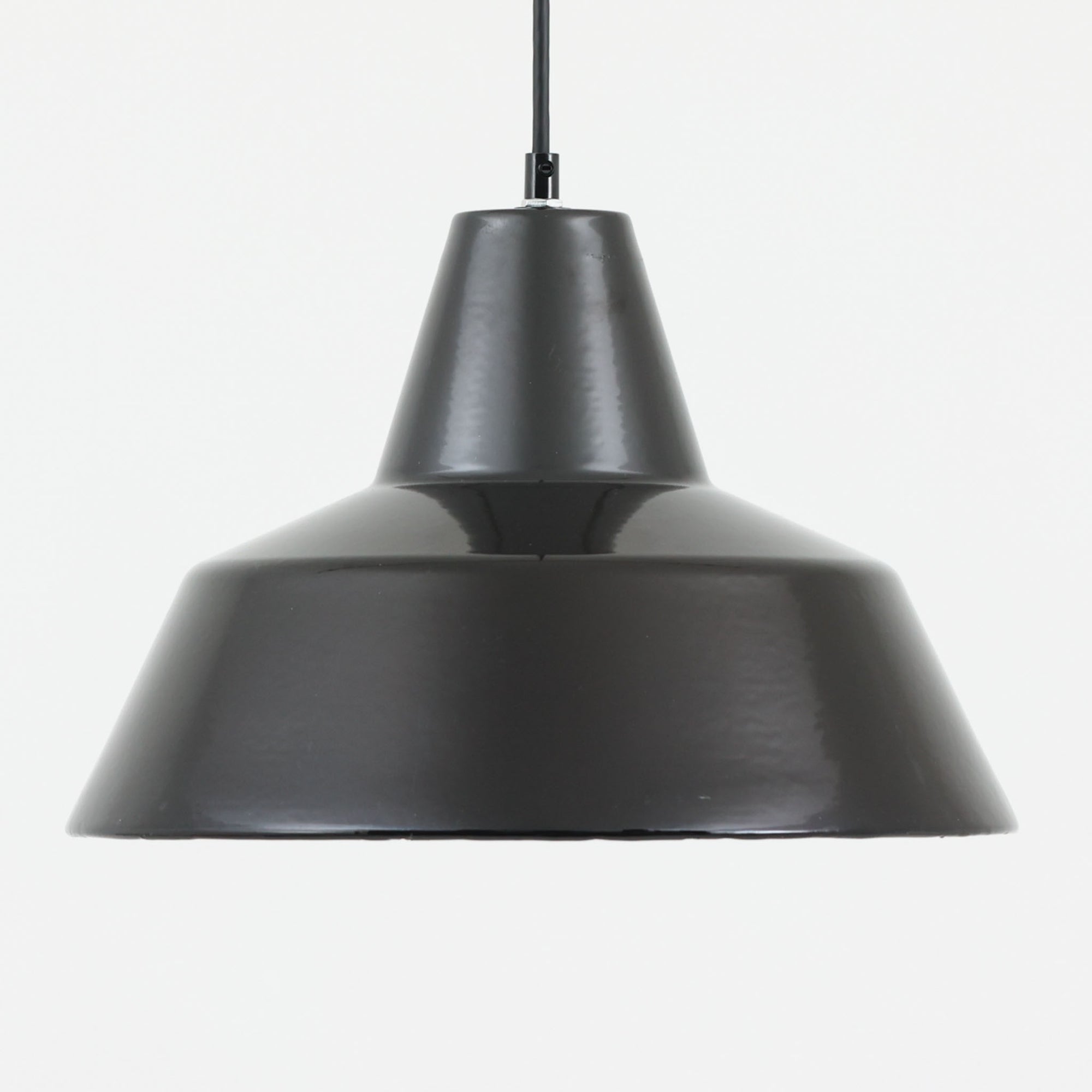 「The work shop lamp」です。Louis Poulsen社の定番ランプ。復刻品はアルミ製ですが、こちらはビンテージ品ならではの琺瑯＆エナメルモデル。艶感が魅力的です。
