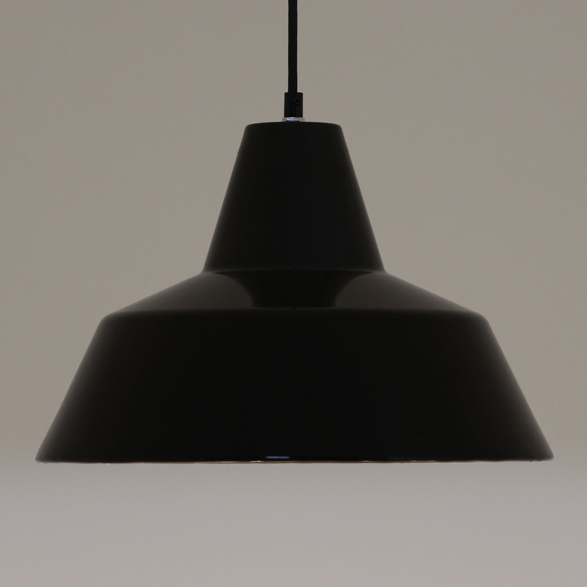 「The work shop lamp」です。Louis Poulsen社の定番ランプ。復刻品はアルミ製ですが、こちらはビンテージ品ならではの琺瑯＆エナメルモデル。艶感が魅力的です。