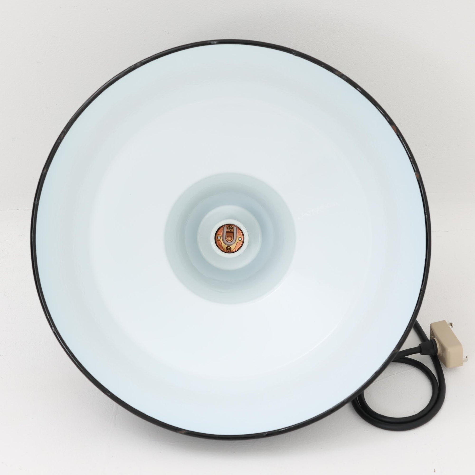 「The work shop lamp」です。Louis Poulsen社の定番ランプ。復刻品はアルミ製ですが、こちらはビンテージ品ならではの琺瑯＆エナメルモデル。艶感が魅力的です。