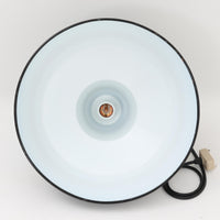 「The work shop lamp」です。Louis Poulsen社の定番ランプ。復刻品はアルミ製ですが、こちらはビンテージ品ならではの琺瑯＆エナメルモデル。艶感が魅力的です。