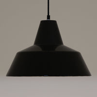 「The work shop lamp」です。Louis Poulsen社の定番ランプ。復刻品はアルミ製ですが、こちらはビンテージ品ならではの琺瑯＆エナメルモデル。艶感が魅力的です。