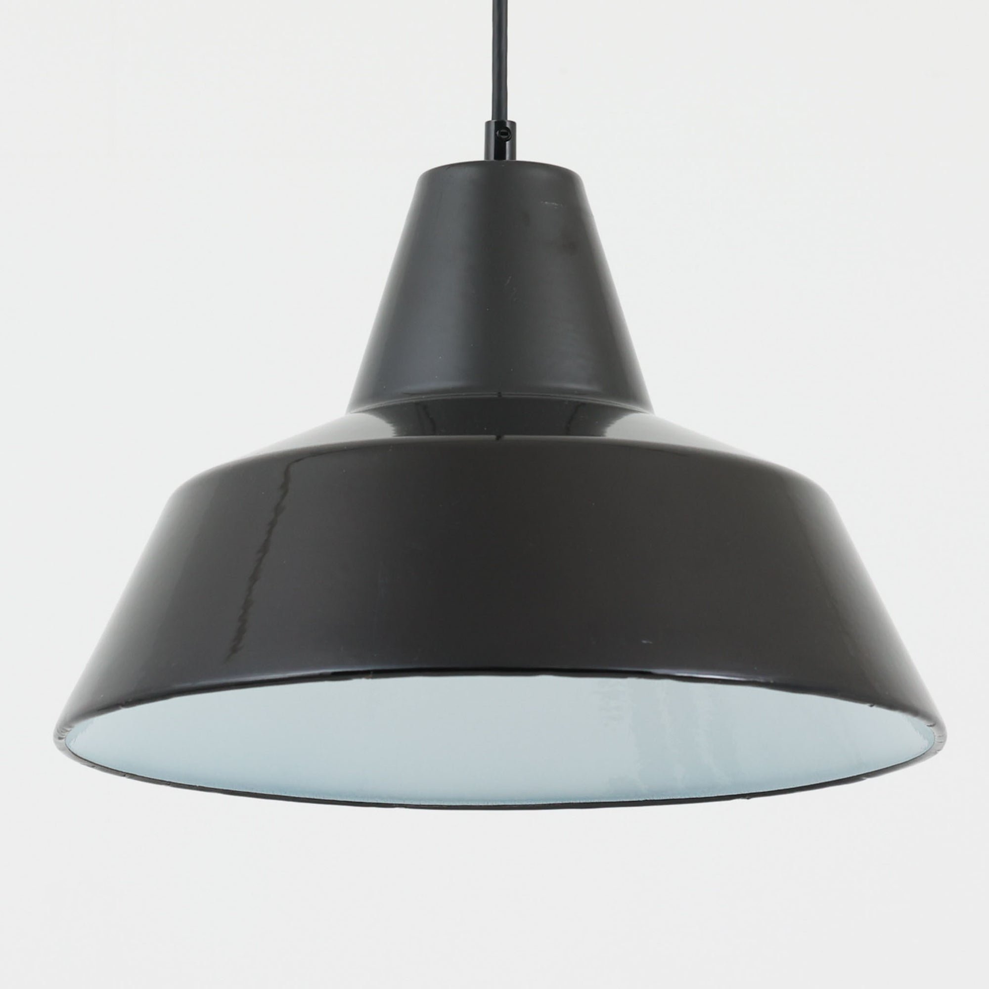 「The work shop lamp」です。Louis Poulsen社の定番ランプ。復刻品はアルミ製ですが、こちらはビンテージ品ならではの琺瑯＆エナメルモデル。艶感が魅力的です。