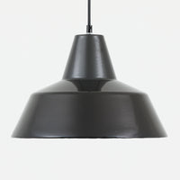 「The work shop lamp」です。Louis Poulsen社の定番ランプ。復刻品はアルミ製ですが、こちらはビンテージ品ならではの琺瑯＆エナメルモデル。艶感が魅力的です。
