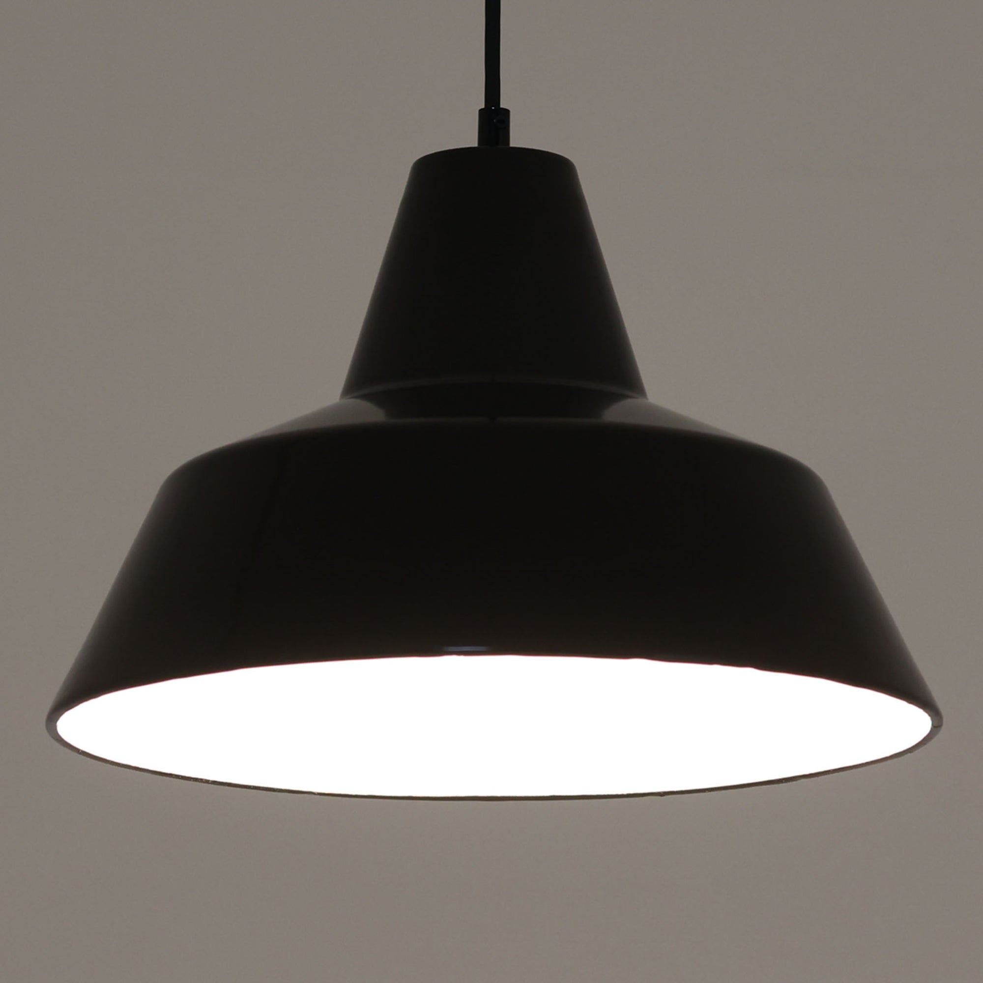「The work shop lamp」です。Louis Poulsen社の定番ランプ。復刻品はアルミ製ですが、こちらはビンテージ品ならではの琺瑯＆エナメルモデル。艶感が魅力的です。