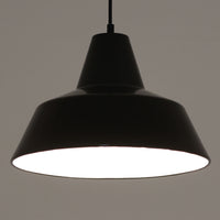 「The work shop lamp」です。Louis Poulsen社の定番ランプ。復刻品はアルミ製ですが、こちらはビンテージ品ならではの琺瑯＆エナメルモデル。艶感が魅力的です。