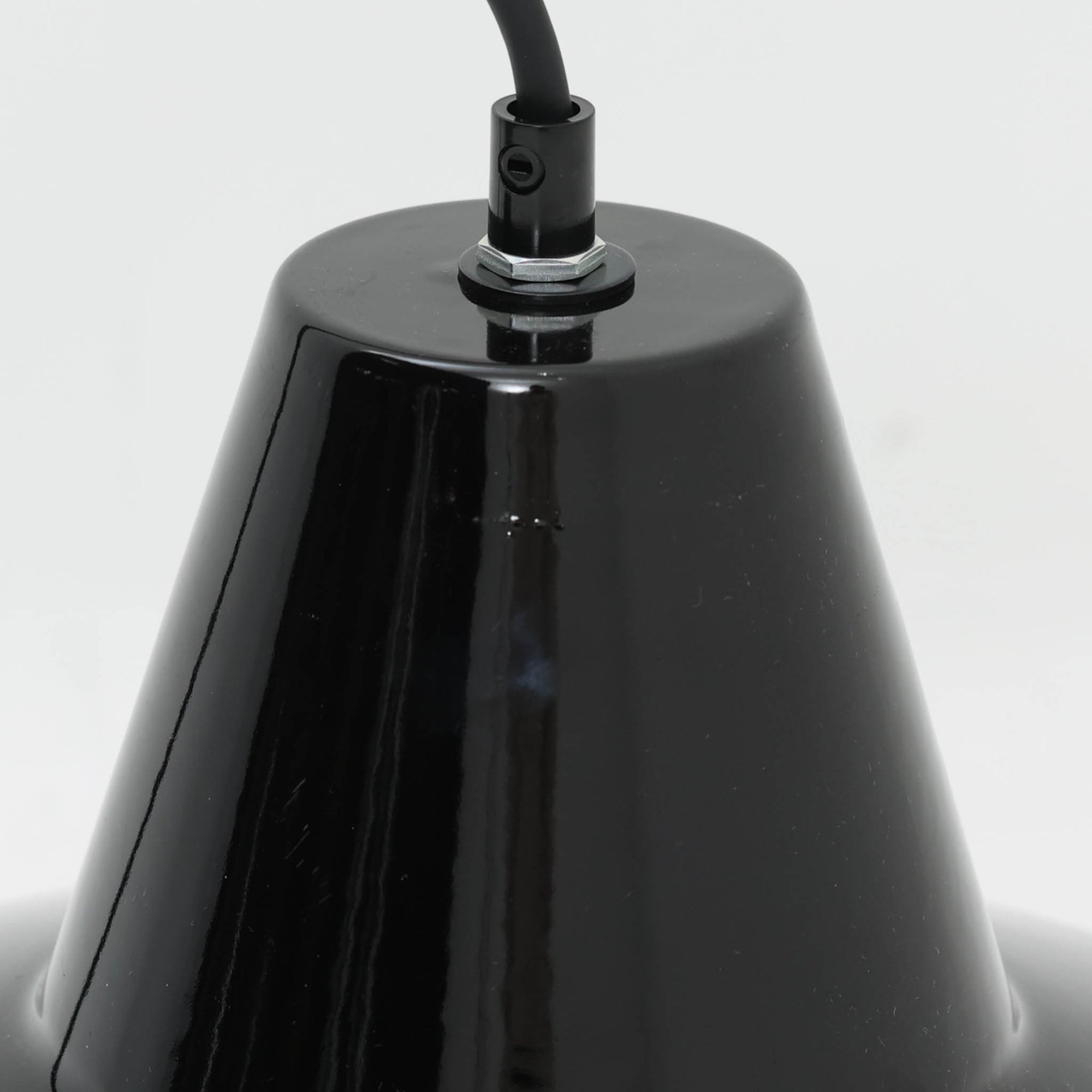 「The work shop lamp」です。Louis Poulsen社の定番ランプ。復刻品はアルミ製ですが、こちらはビンテージ品ならではの琺瑯＆エナメルモデル。艶感が魅力的です。
