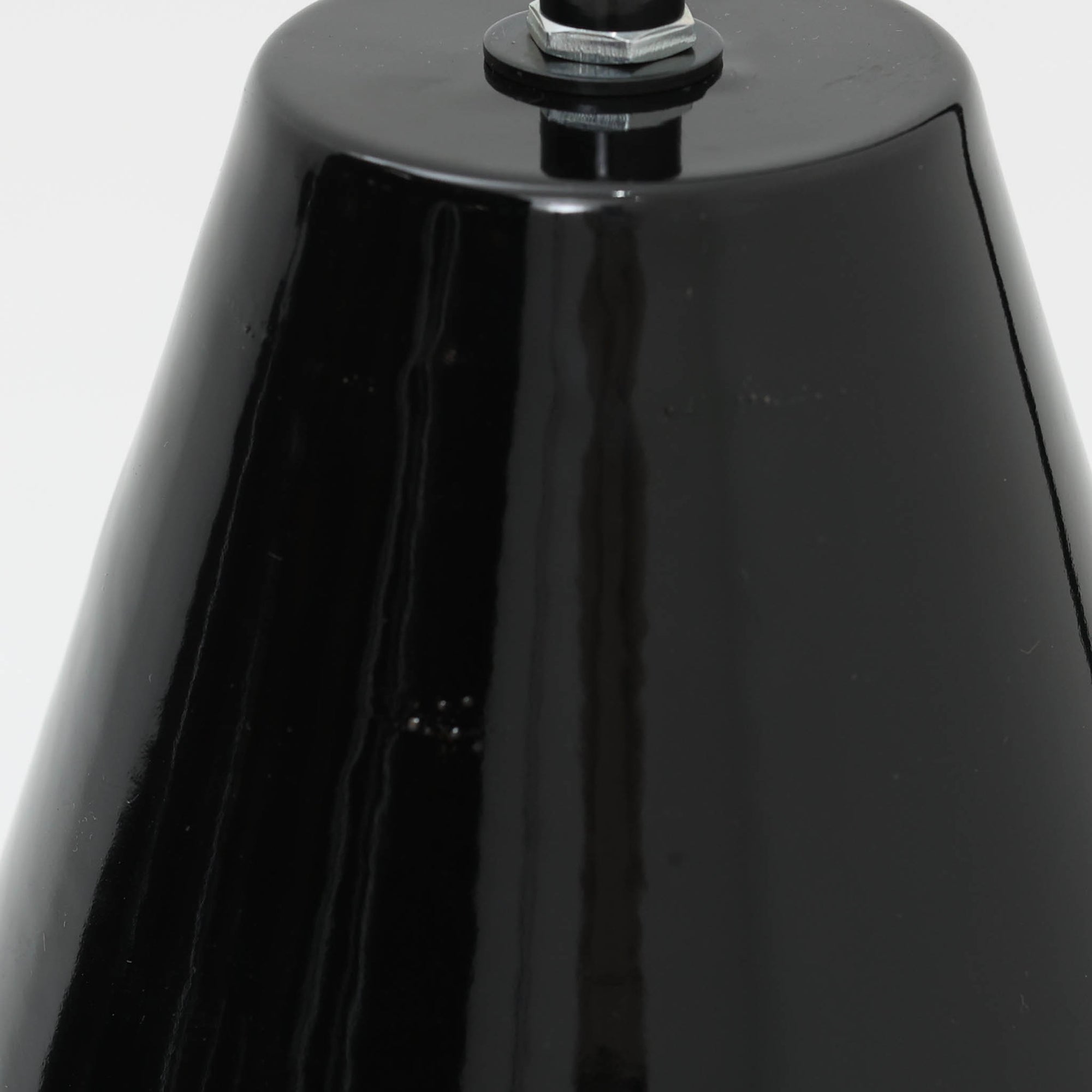 「The work shop lamp」です。Louis Poulsen社の定番ランプ。復刻品はアルミ製ですが、こちらはビンテージ品ならではの琺瑯＆エナメルモデル。艶感が魅力的です。