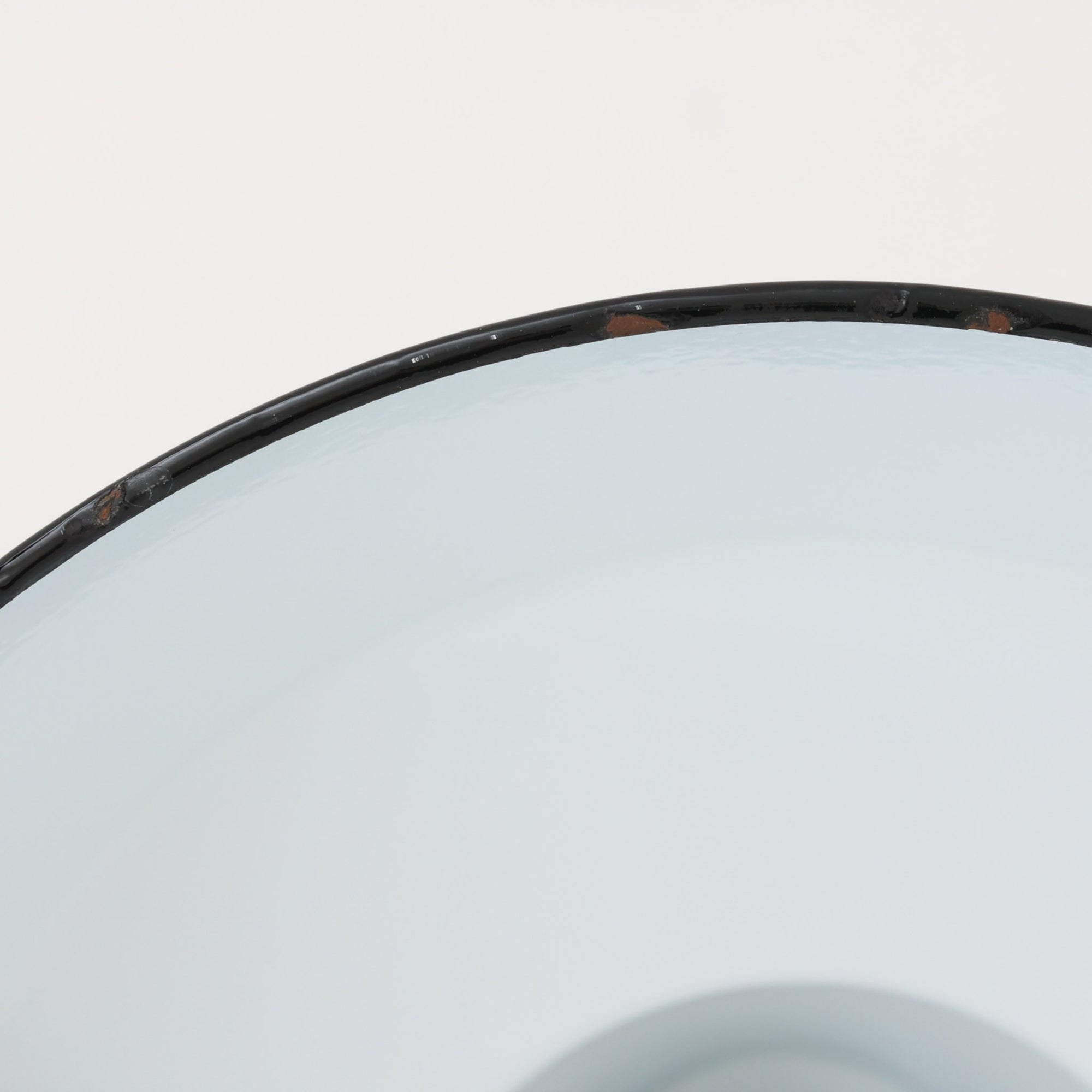 「The work shop lamp」です。Louis Poulsen社の定番ランプ。復刻品はアルミ製ですが、こちらはビンテージ品ならではの琺瑯＆エナメルモデル。艶感が魅力的です。