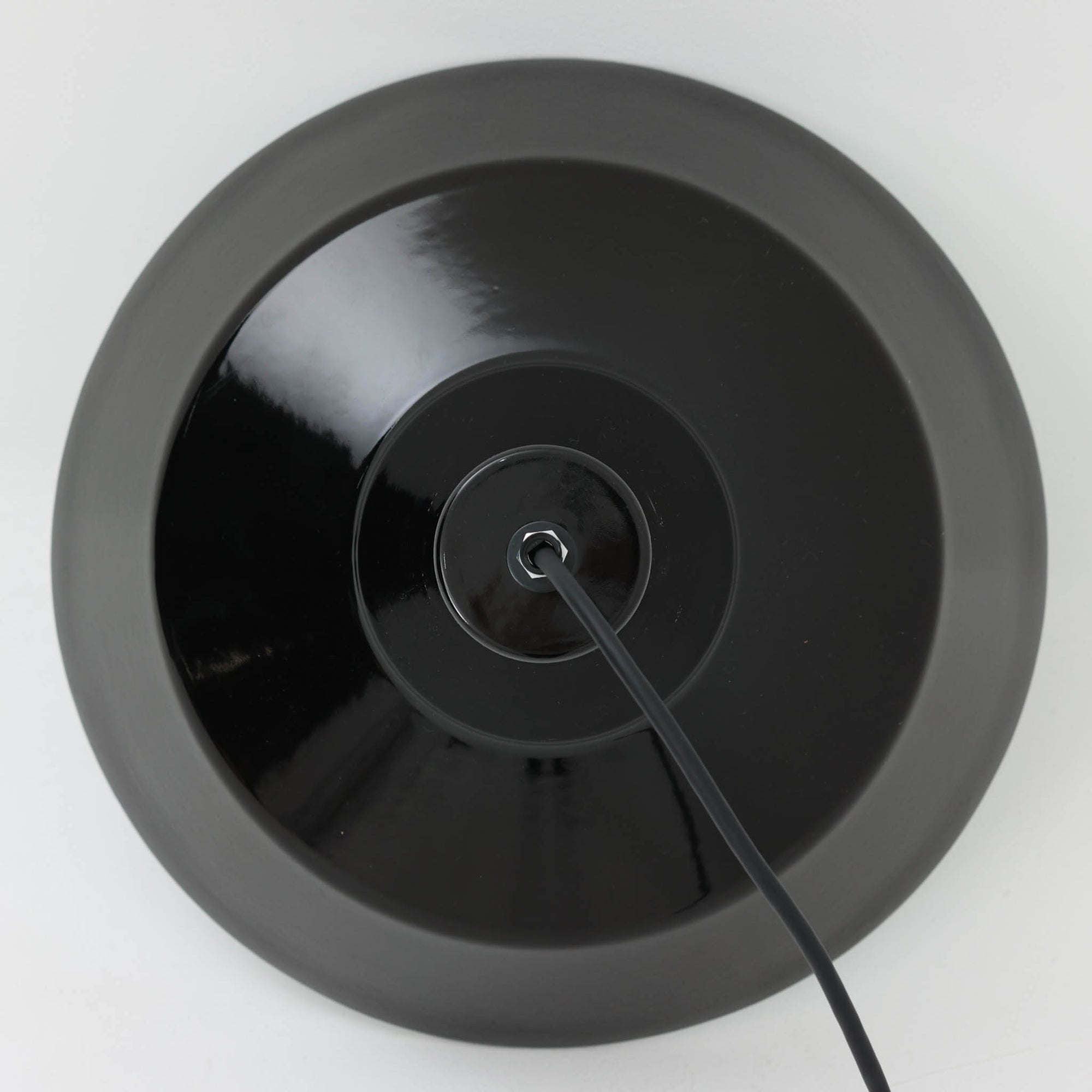 「The work shop lamp」です。Louis Poulsen社の定番ランプ。復刻品はアルミ製ですが、こちらはビンテージ品ならではの琺瑯＆エナメルモデル。艶感が魅力的です。