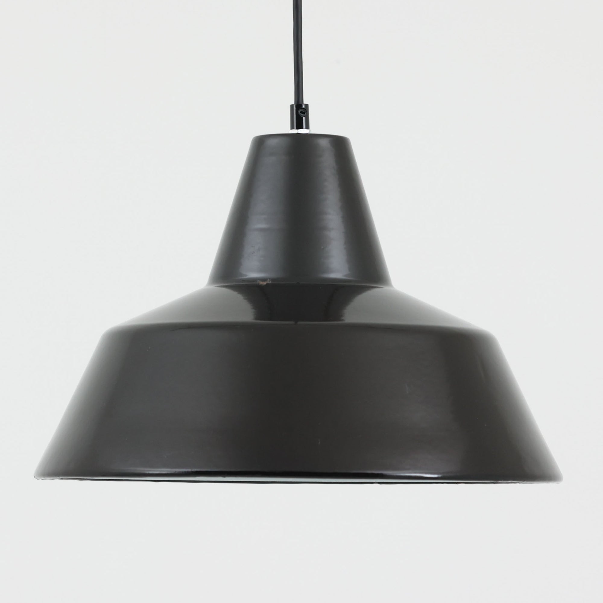 「The work shop lamp」です。Louis Poulsen社の定番ランプ。復刻品はアルミ製ですが、こちらはビンテージ品ならではの琺瑯＆エナメルモデル。艶感が魅力的です。