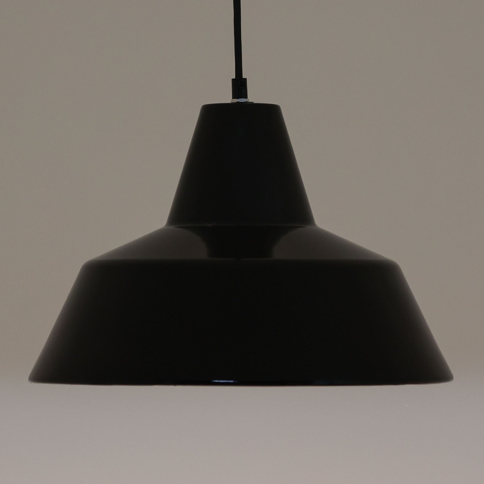 「The work shop lamp」です。Louis Poulsen社の定番ランプ。復刻品はアルミ製ですが、こちらはビンテージ品ならではの琺瑯＆エナメルモデル。艶感が魅力的です。