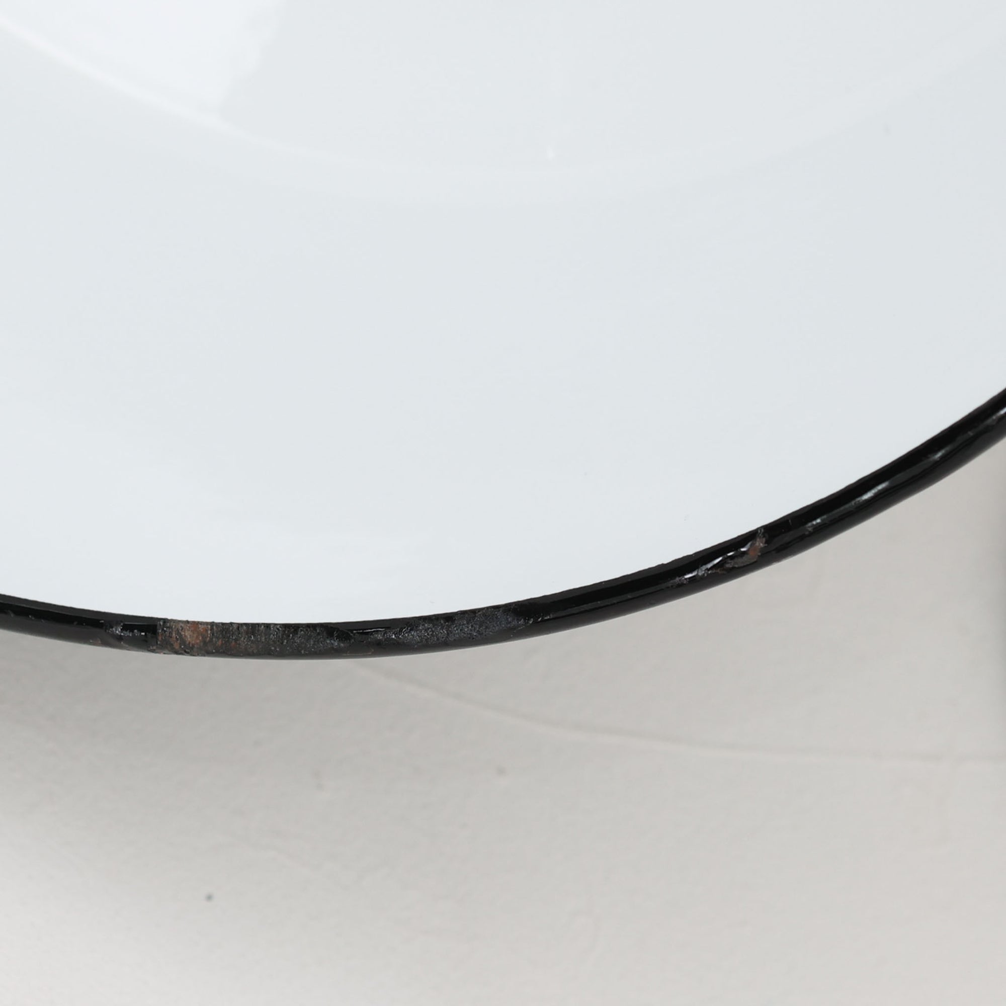 「The work shop lamp」です。Louis Poulsen社の定番ランプ。復刻品はアルミ製ですが、こちらはビンテージ品ならではの琺瑯＆エナメルモデル。艶感が魅力的です。